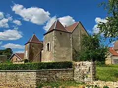 L'ancien presbytère avec tours-pigeonniers.