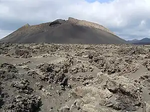 Le cratère vue à partir des champs de lave ʻaʻā.