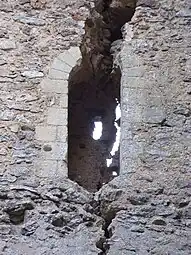 Photographie en couleurs d'une niche ménagée dans l'épaisseur d'un mur.