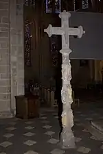 Plusieurs statues de saints sont disposées sur le fût de la croix votive d'Estiallet (1628).