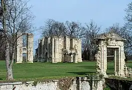 Ruines du château de Montceaux.
