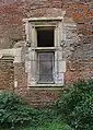 Façade côté cour, détail d'une fenêtre à croisée.