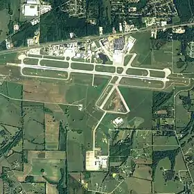 Vue aérienne de l'aéroport régional de Montgomery en 2006.