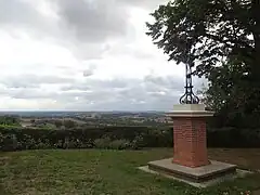 Croix et paysage environnant.