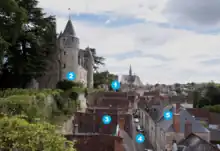 Photographie en couleurs légendée d'une ville en contrebas d'un château. Voir légende détaillé ci-dessous.