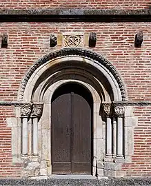 Porte d'entrée romane.