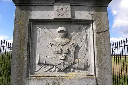 Bas-relief de la face est : armes.