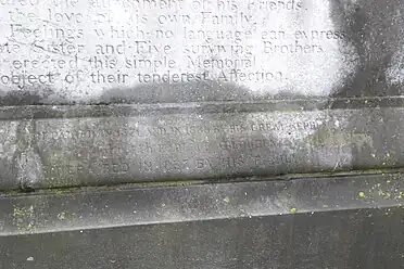 Mentions des commanditaires successifs des travaux de restauration du cénotaphe.