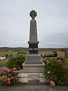 Monument aux morts dans le cimetière.