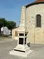 Le monument aux morts derrière l'église.