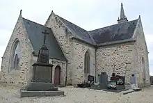 Le monument aux morts de la guerre 1914-1918 devant l'église paroissiale Saint-Ildut.