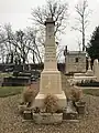 Monument aux morts dans le cimetière.