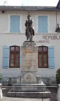 Monument aux morts de la Grande guerre représentant un poilu tenant son fusil. Statue sur un piédestal en pierre