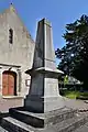 Le monument aux morts dans le cimetière.