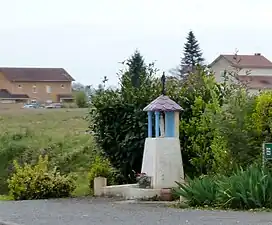 Statue de la Vierge sur la route.