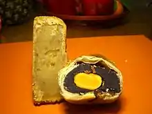 Gâteaux coupés en deux, à gauche au rhizome de lotus, à droite à la purée de haricots rouges et au jaune d'œuf