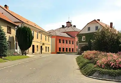 Restaurant et ancienne école.