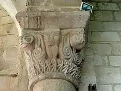 Chapiteau authentique au sud de cette arcade.