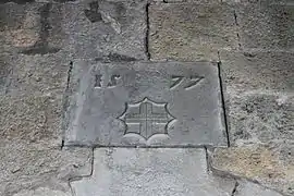 Pierre datée de 1577.