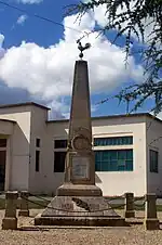Le monument aux morts près du foyer municipal (août 2011)