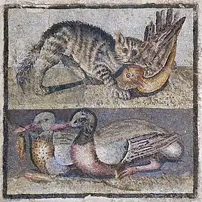 Mosaïque en deux parties représentant un chat tigré chassant un canard en haut et en bas deux canards.