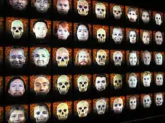 Œuvre vidéographique représentant la diversité de l'espèce humaine : un ensemble de visages alternent avec leurs cranes respectifs.