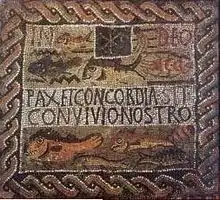 Mosaïque de la mensa dans la nécropole de Tipasa avec chrisme et inscription en latin.