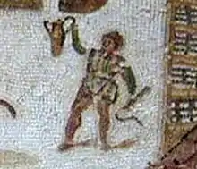 Vue d'un personnage tenant une amphore et un fouet.