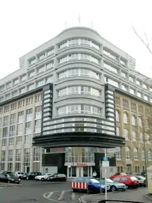 Mossehaus, à l'angle de la Jerusalemer Straße et de la Schützenstraße. En 1921-1923 Erich Mendelsohn rajouta des étages de style expressionniste au bâtiment endommagé construit par Cremer & Wolffenstein en 1901-1903.