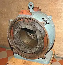 Le stator, 4 paires de pôles.Les deux borniers de raccordement.