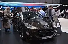 Photo d'une voiture de couleur marron dans un stand.