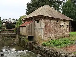 Moulin Conard (avec une protection plastique provisoire depuis 1993)