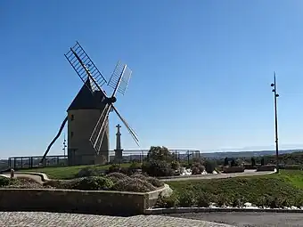 Le moulin et la croix adjacente vus depuis la rue principale.