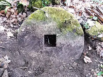 Vestige de la meule. Diamètre : 1,15 m ; épaisseur : 25 cm ; moyeu : 21 cm2