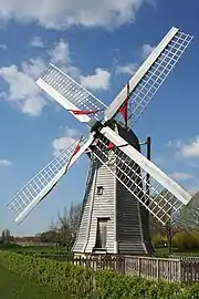 Moulin tour octogonale en bois. Moulin de l'Aile (Saint-Omer).