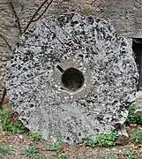 Ancienne meule flottante = celle du dessus (venant de La Ferté-sous-Jouarre).