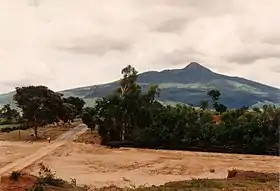 Vue du mont Popa et du Taung Kalat sur la gauche.