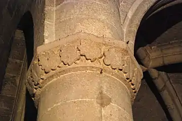 Chapiteau du chœur orné de feuilles de chêne.