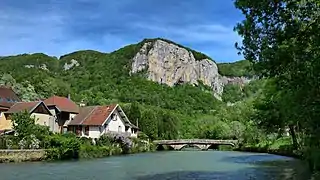 Le rocher de la Baume et le pont sur la Loue.