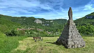 La vierge de Sainte-Foy au-dessus du village.