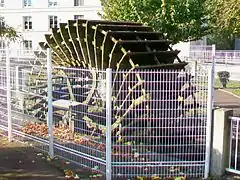 Roue à aubes d'un ancien moulin sur le Thérain, jardin public, avenue du 8-Mai-1945.