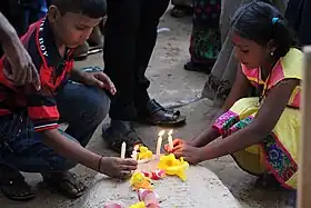 Enfants allumant des bougies le jour du Souvenir de Mullivaikkal 2016 au Sri Lanka.