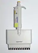 Une micropipette multi-canal, permettant de réaliser 12 transferts en une fois.