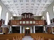 Vue intérieure de la nef vers la tribune de l'orgue Stiehr-Mockers (1878).