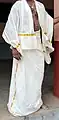 Homme portant un mundu et mel mundu traditionnels