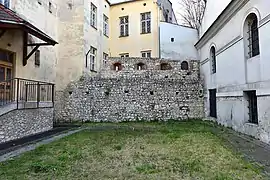 un fragment de l'enceinte médiévale de Kazimierz près de la synagogue Kupa