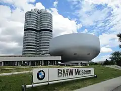 Musée BMW, devant la tour.