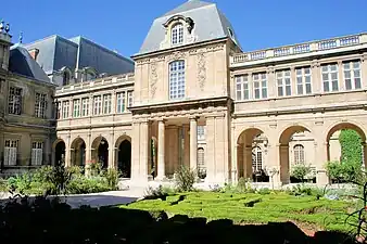 Musée Carnavalet, cour des marchands drapiers.