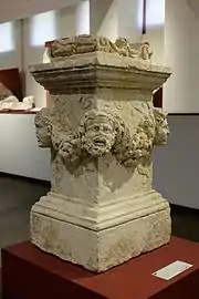 Autel de calcaire (Musée Saint-Raymond, Ier siècle).