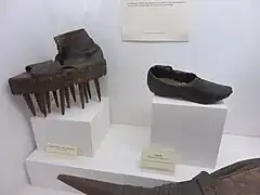 Chaussure « écrase châtaigne » et galoche